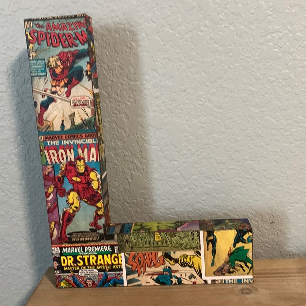 Marvel comic L wall decor